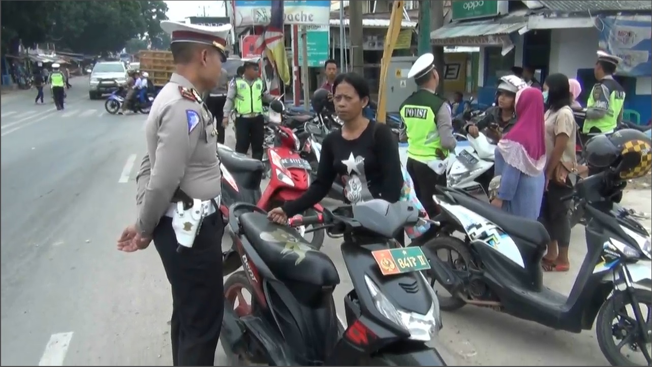 Mengaku Istri  Polisi  Wanita Ini Menolak Ditilang Kabar 