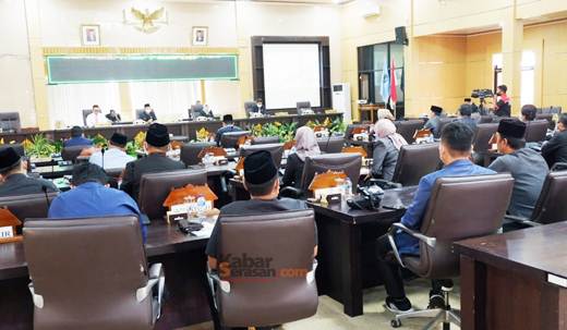 Sidang paripurna DPRD OKUT